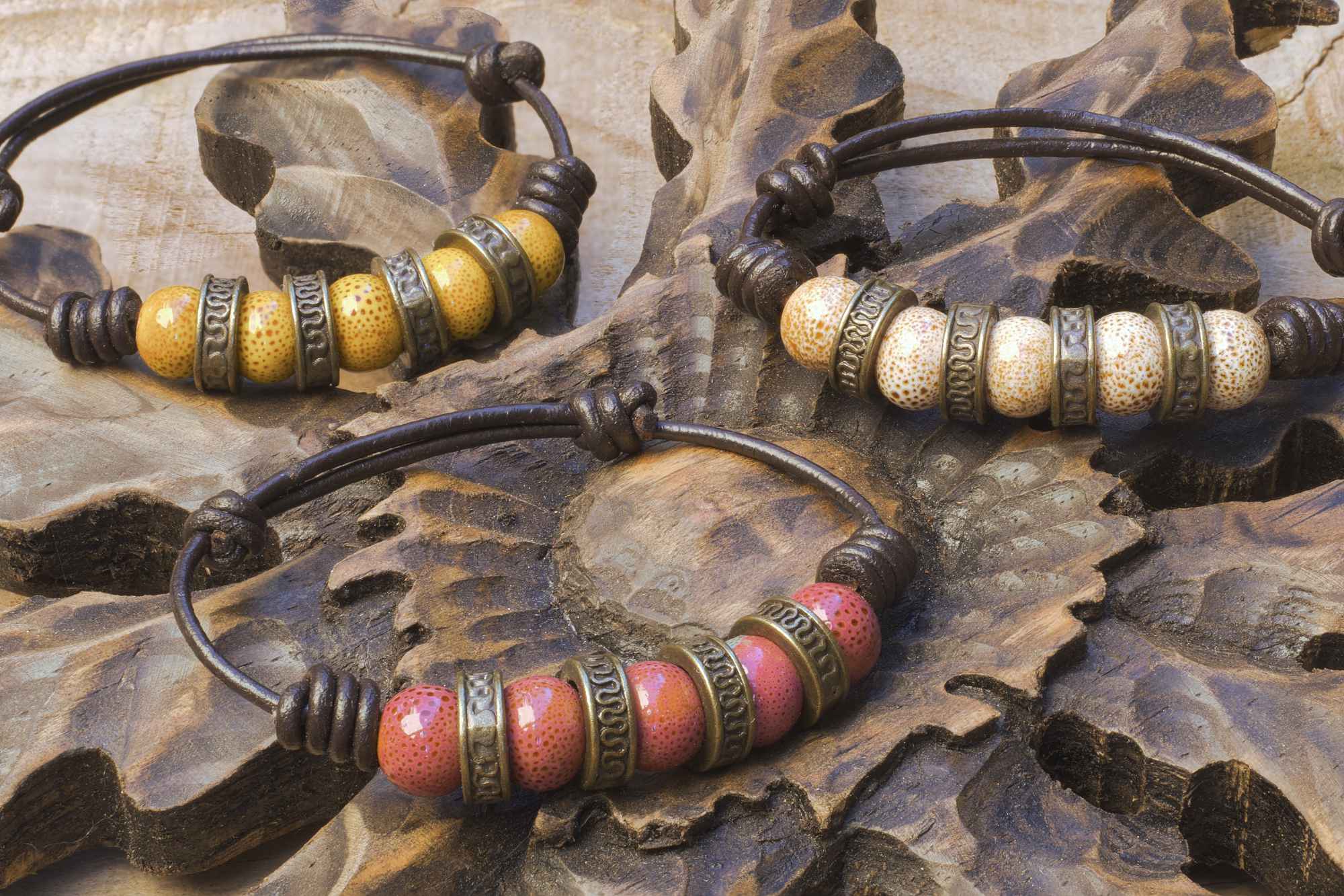 Pulseras de cuero y estilo boho Chrysalis. Amarilla, Beige y Magenta