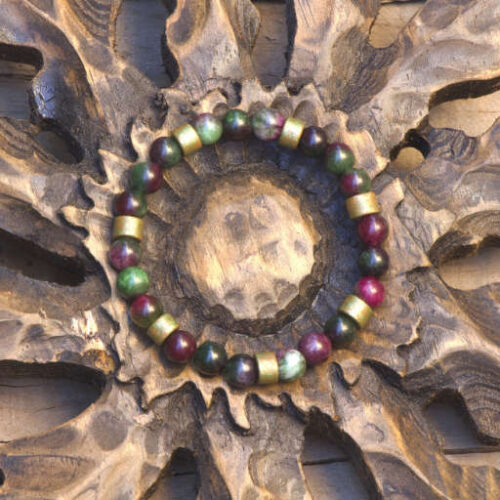 Pulsera de piedras bohemia de rubí en zoisita Oma sobre eguzkilore
