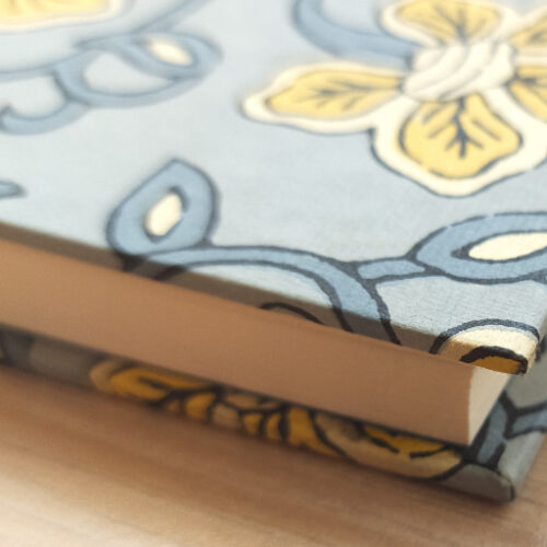 Detalle de refilado de cuaderno artesanal A5 Sarasvati