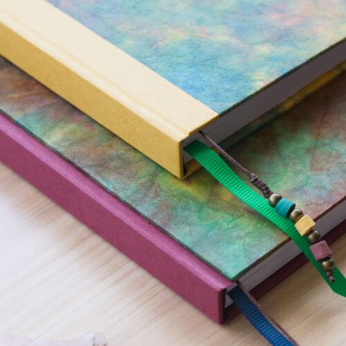 cuadernos artesanales DIN A5 y DIN A6 Anima Mundi arcoiris detalle marcapaginas